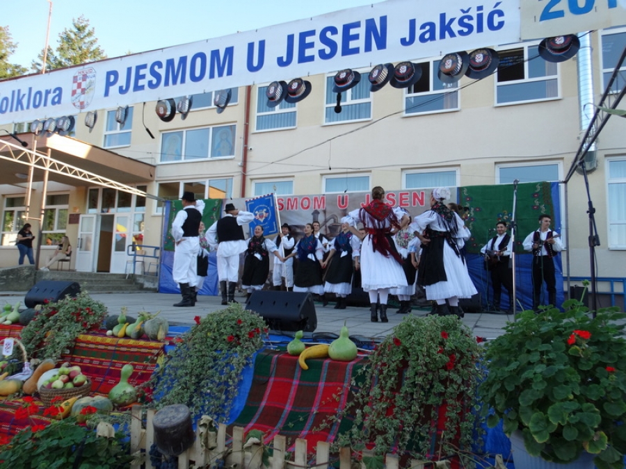 Održana tradicionalna 17. smotra folklora „Pjesmom u jesen“