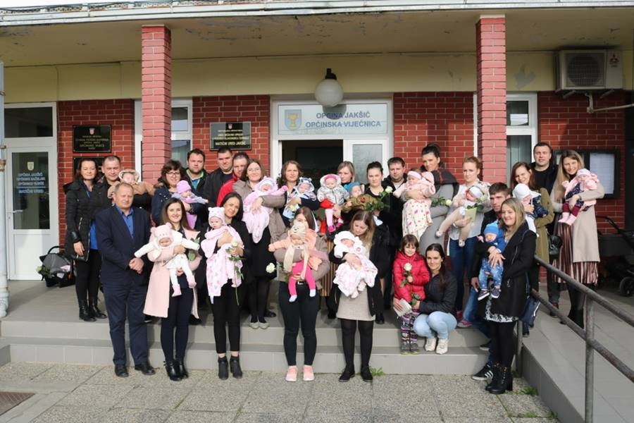Najmlađi sugrađani s područja Općine Jakšić na prijemu i darivanju kod općinskog načelnika Ivice Kovačevića